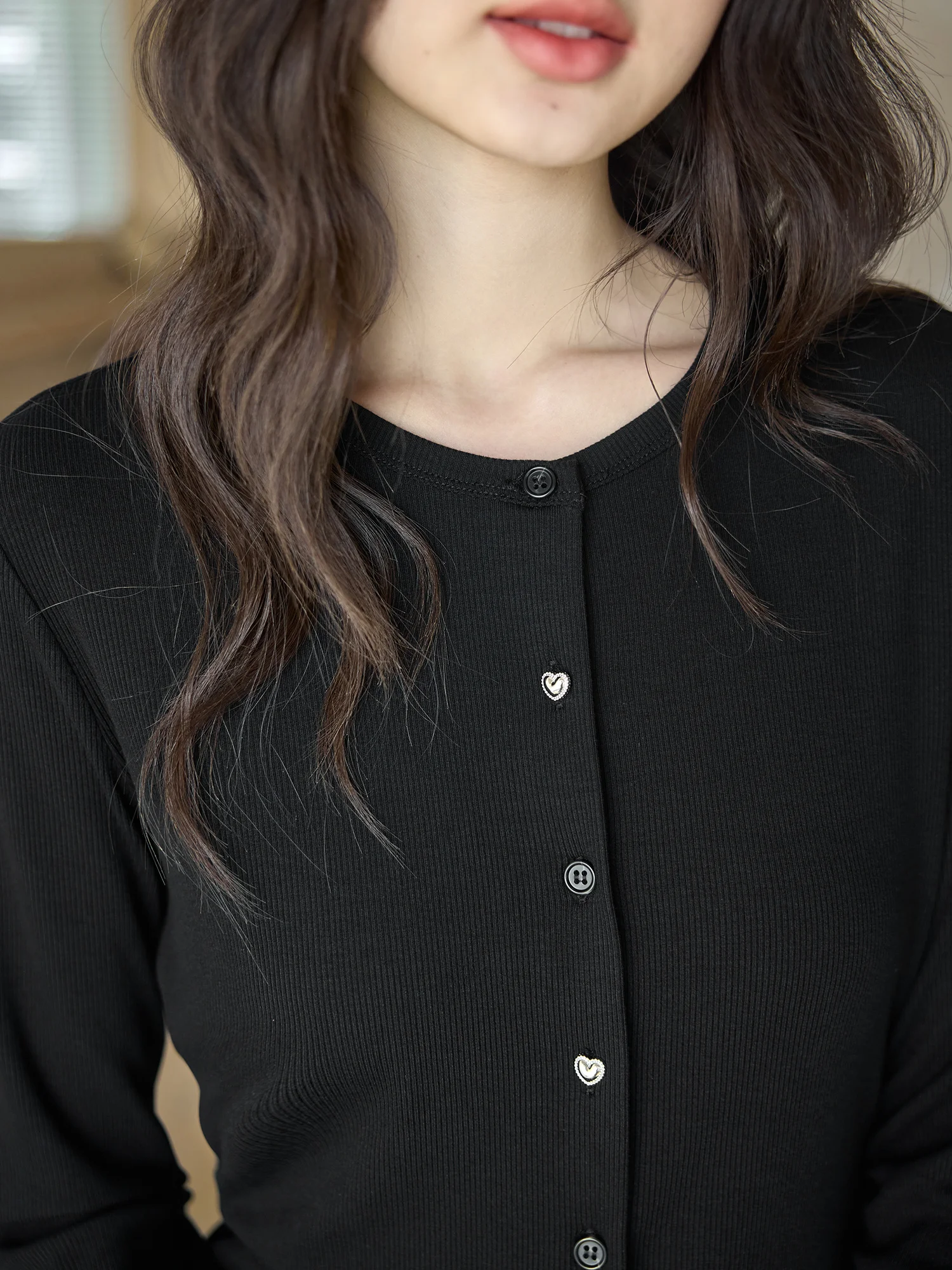 チェックトップスを選び直す！春の通勤スタイルに欠かせない「異素材切替Tシャツ」の本当の魅力は？