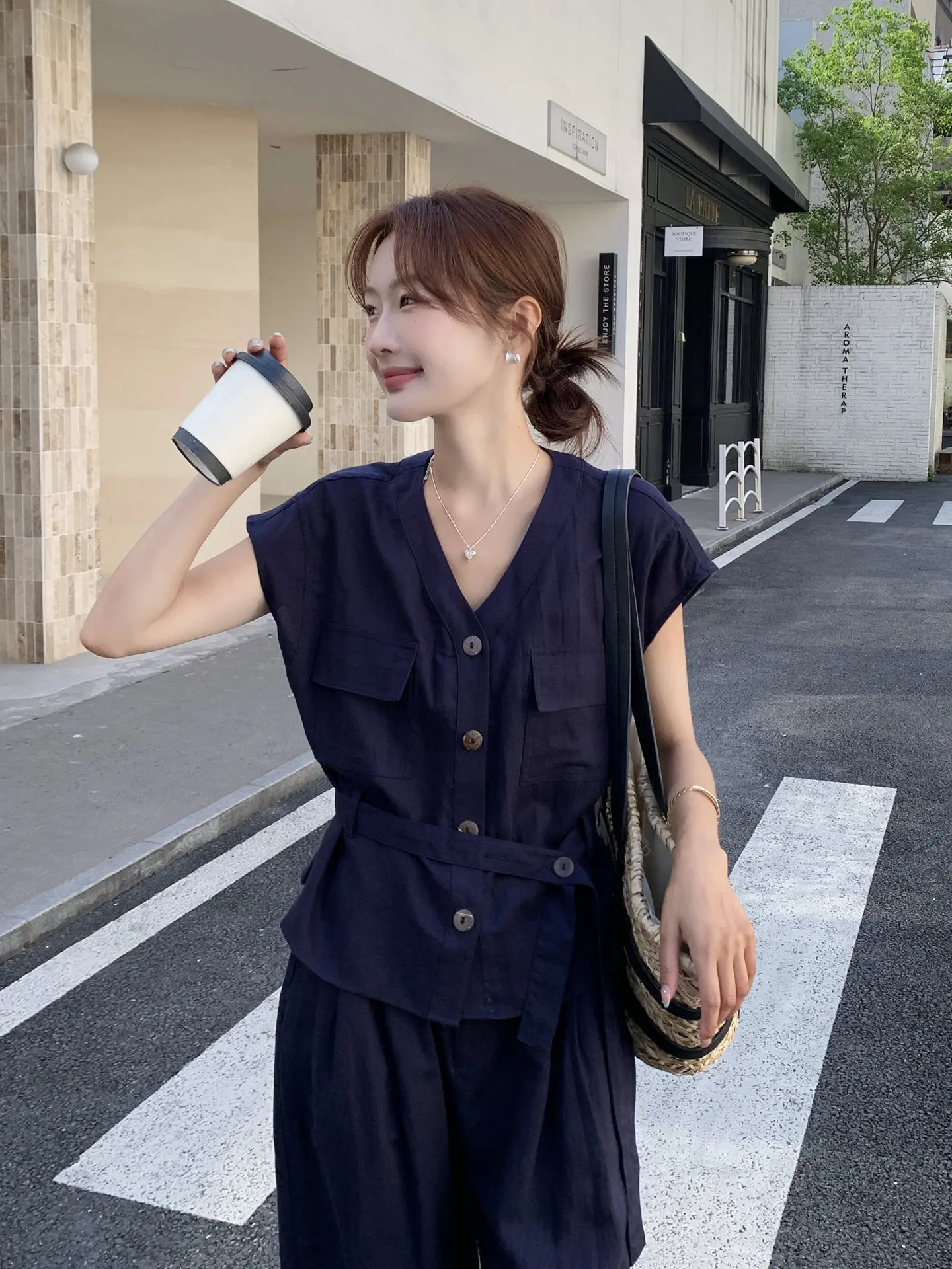 ワイドパンツとシャツインのバランスを取るには？今夏の最適な着こなしを解き明かす