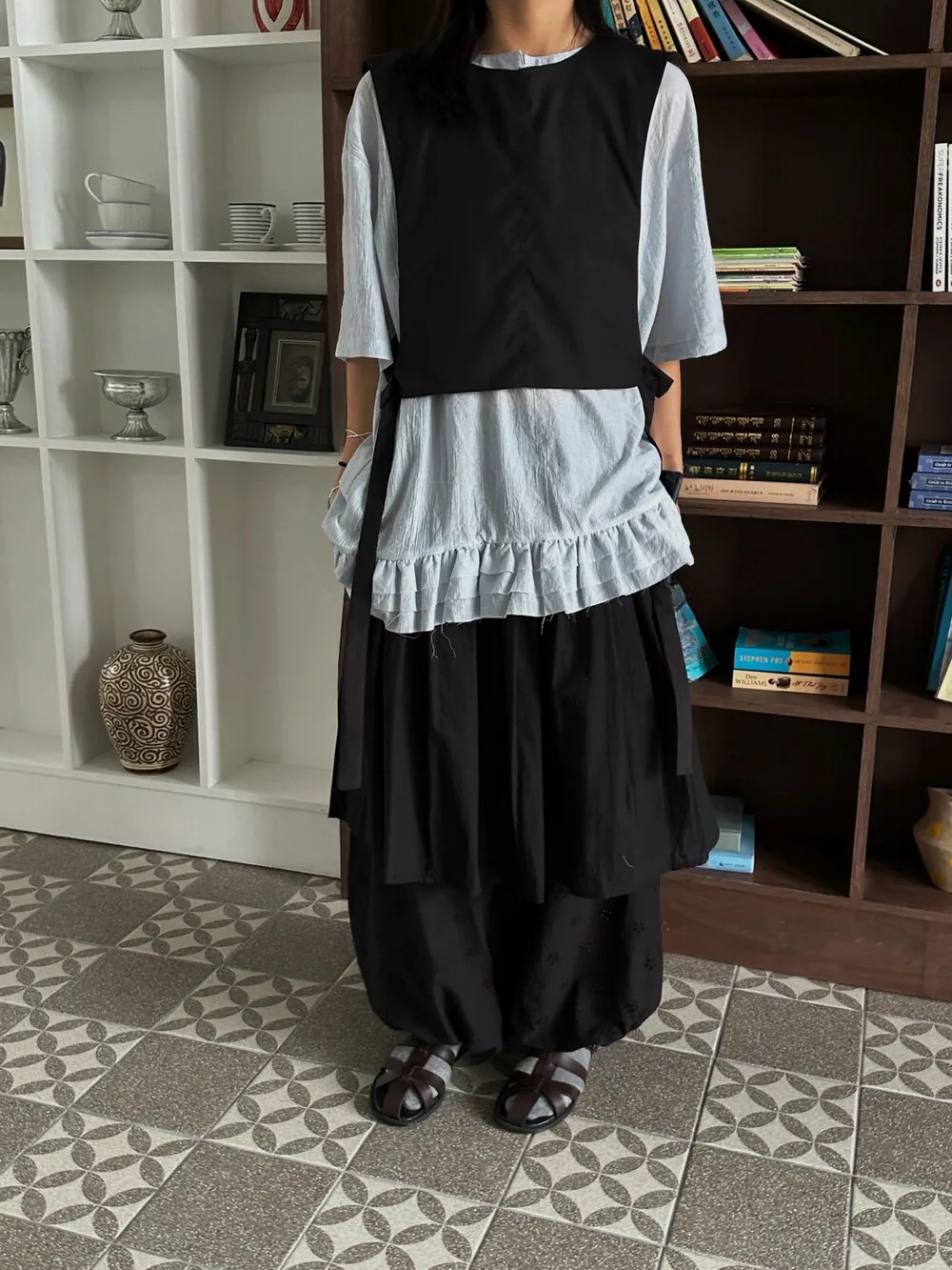 レース刺繍とカラーコントラストが魅力的なプリーツスカート風パンツ：おしゃれなカジュアルスタイルの実用性とシーン別選び方