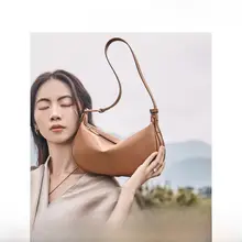 大容量の斜め掛けバッグ【餃子型・本革・ショルダー】