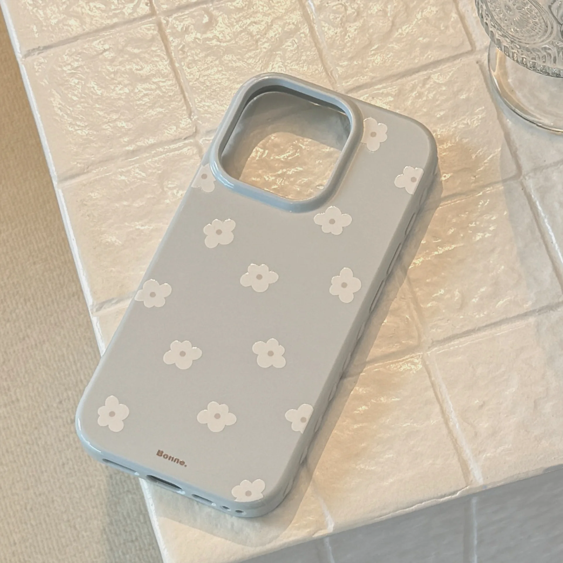 スマホケース カード入れ付き どんなのがあるの？「かわいい小花柄のiPhoneケース」が通勤スタイルを救う理由とは