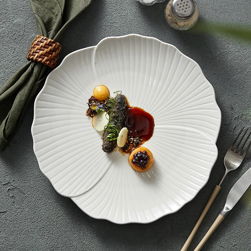 美しいデザイン！白瓷製の陶器平皿【サラダ皿・ステーキ皿・高級感】
