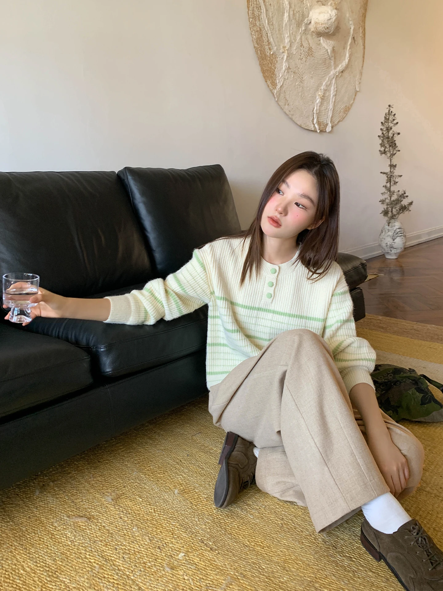骨格ストレート ぽっちゃり パンツ：ウエストゴム付きデザインが脚のラインを自然に引き立てる