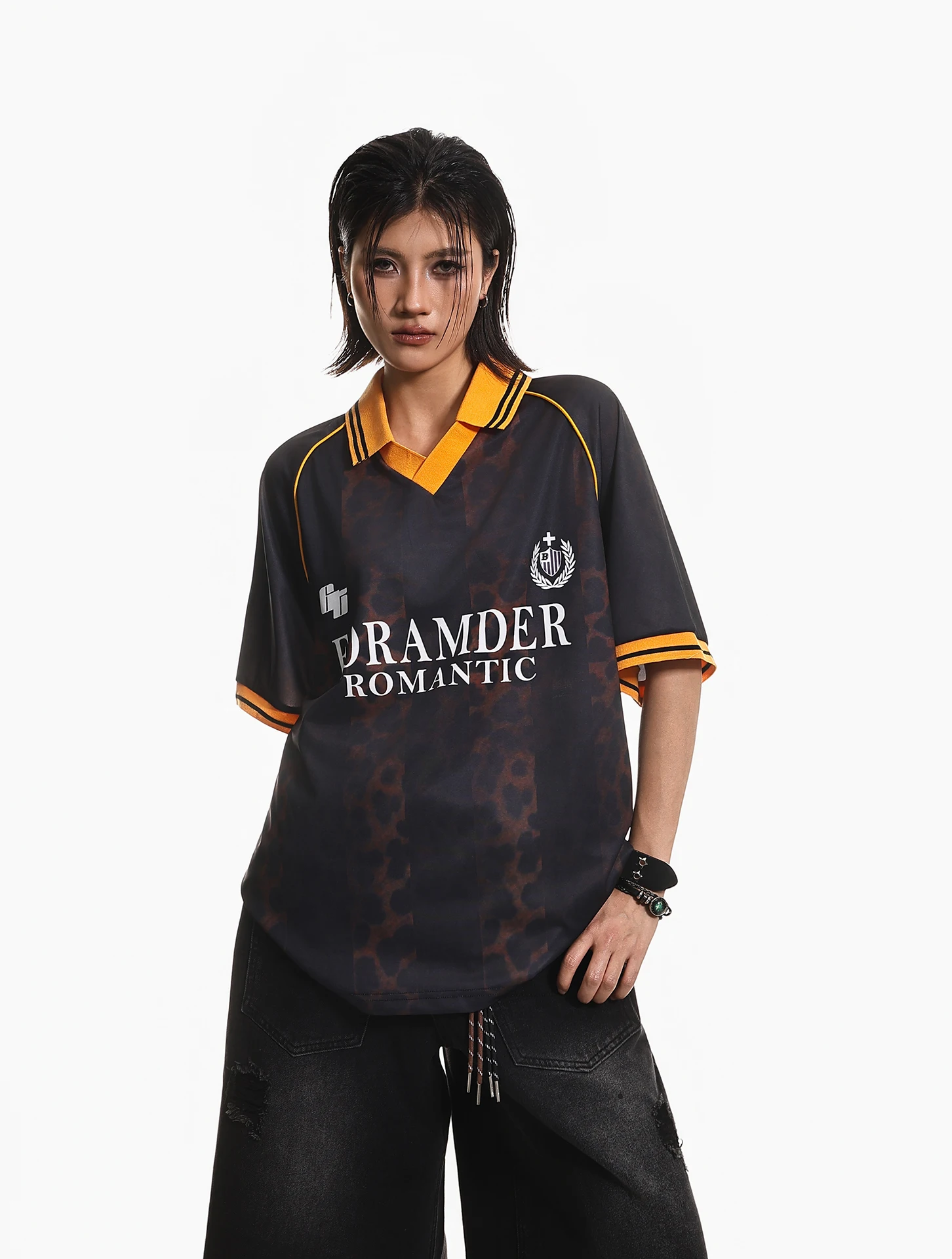 40代の女性が選ぶスポーツコーデの本質は？カジュアルなレオパードプリントTシャツで見つけた美しさと機能性のバランス
