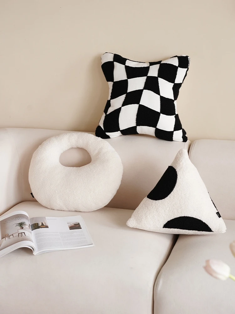 揃えるミニマリスト部屋づくりアイテム - 異形幾何模様クッションセットの視覚的バランスとリズム