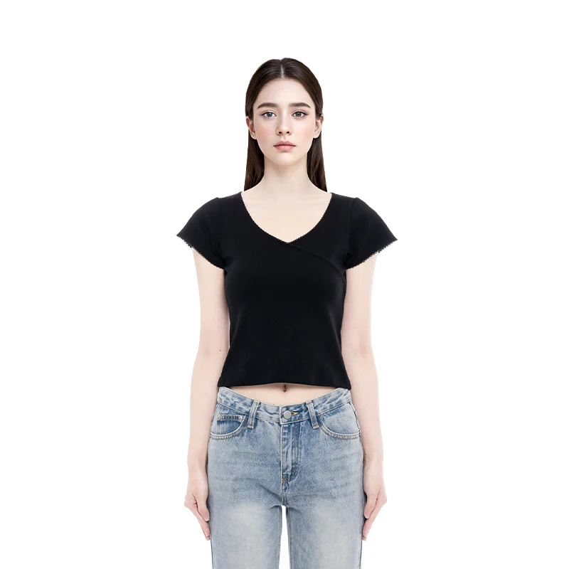 フラワーレースデザインの短袖Tシャツ：20代女性の日常ファッションに最適なトレンドアイテム