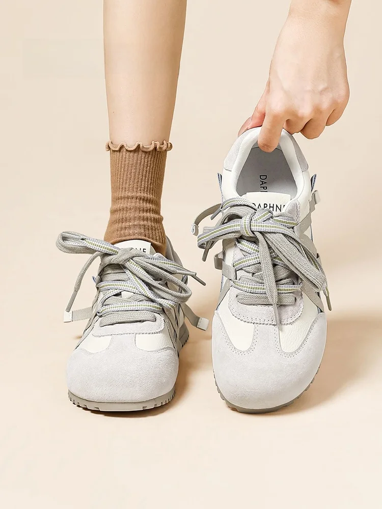 クッション性のあるスニーカーとしてのDaphne厚底スニーカー：足への負担軽減と日常使いの実証