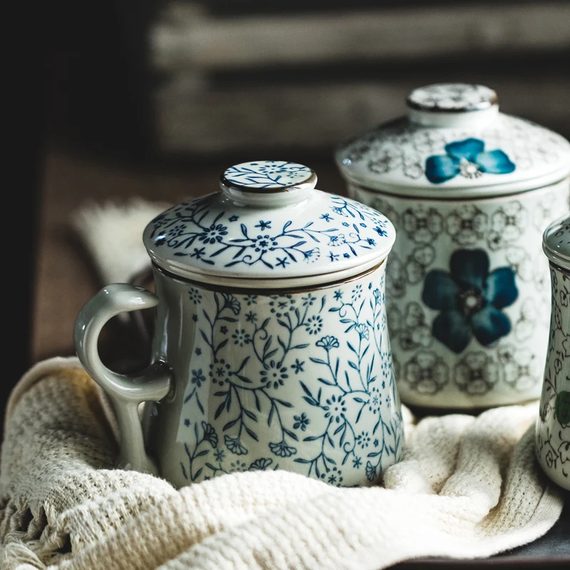 青花柄陶器製茶杯：蓋付き設計で茶水分離と復古風の釉下彩を実現