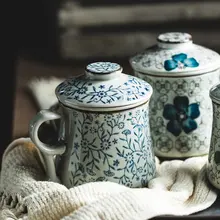 青花柄陶器製茶杯【茶水分離・蓋付き・復古的な釉下彩】