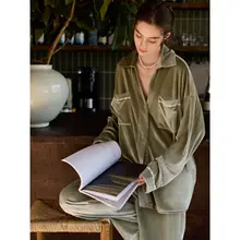 ヴィンテージ感漂う金絲絨のレディースパジャマ【秋冬用・保温・スリムシルエット・極上の柔らかさ】（セットアップ対応）
