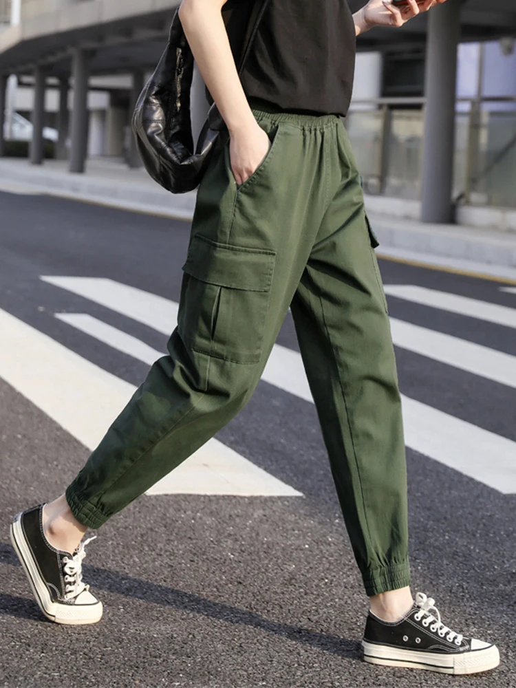 デニム コーデにおけるカーキ色パンツの活用法 | 束脚デザインと素材の特徴