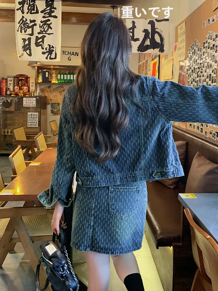 40代の女性にぴったりなカジュアルデニムコーデは、花柄ミニスカートのセットアップから始める？