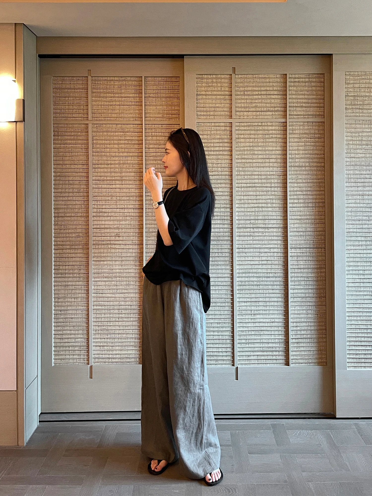 リネンワイドパンツは本当に通気性が良いの？その理由と、毎日の着こなしに役立つ選び方