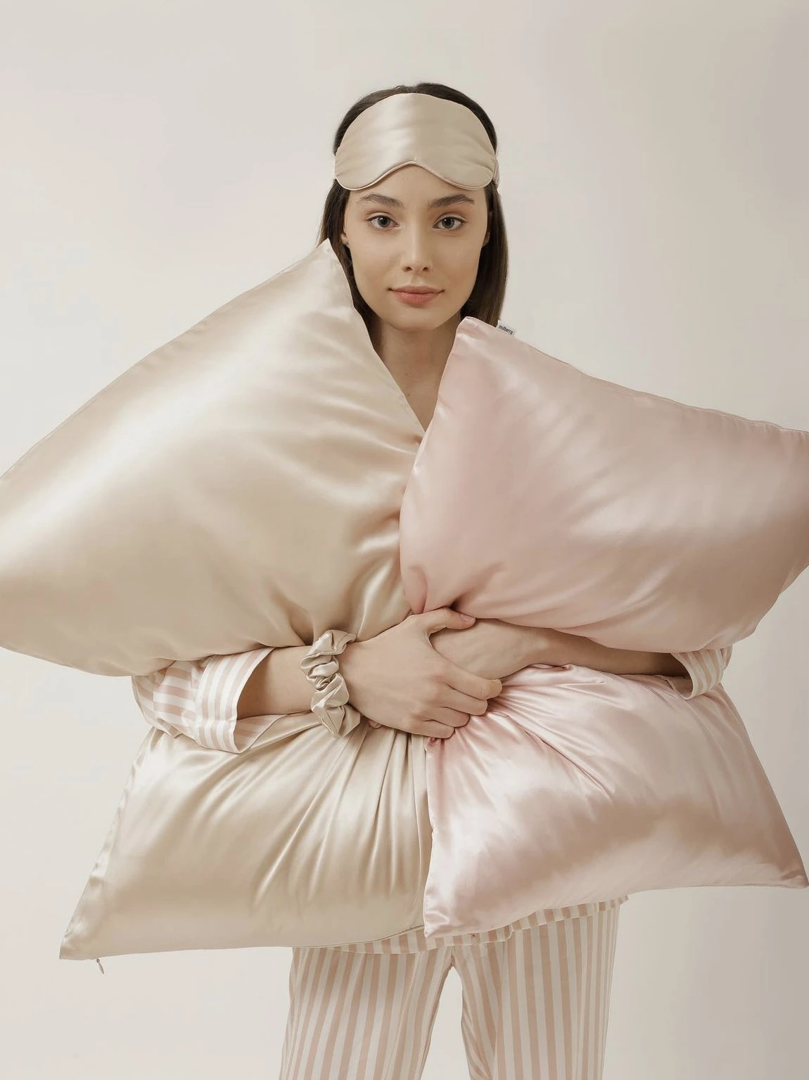 シルク製枕カバー HIGH HOLLY 白鹅绒使用で50代女性にぴったりの美顔ケアアイテム