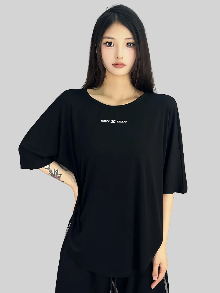 スニーカーに合う服ってどう選ぶ？背中が開いたトップスが解決するリアルなコーデの悩み