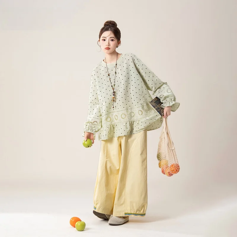 春のコーデに最適！ドット柄レース刺繍シャツ【グリーン・フリル裾】