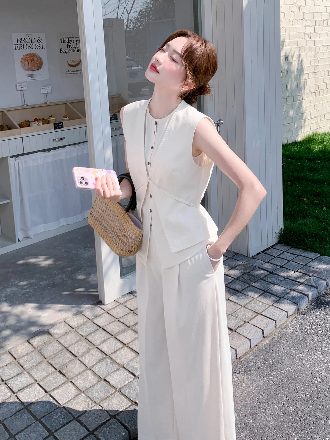 9月27度に着る服は？通勤風のノースリーブジレとワイドパンツが解決する夏の終わりの悩み