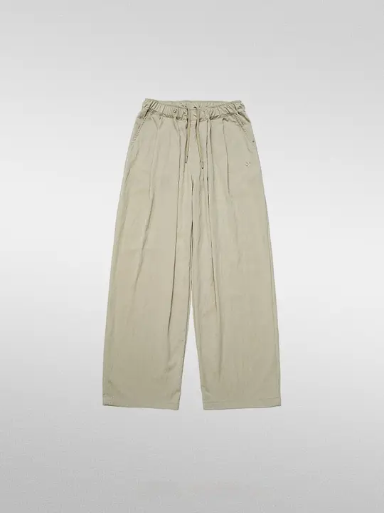 シンプルな無地のストレートカジュアルパンツ【夏用・薄手・ゆったり着用】