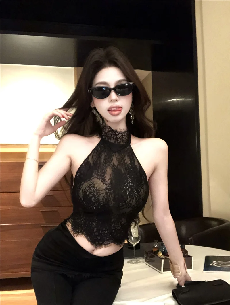 黒のレーストップスは、通勤スタイルを一気に引き上げる鍵なの？