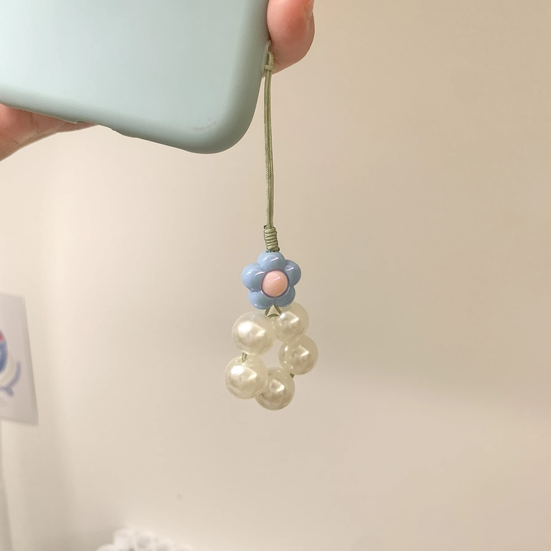 可愛い花モチーフのミニスマホストラップ：多色展開で日常のアクセントを創出