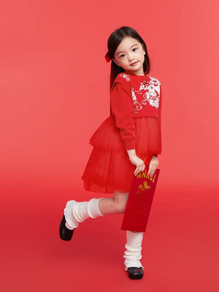 1歳の女の子にぴったりな服は？春のオシャレを実現する1本のニットワンピース