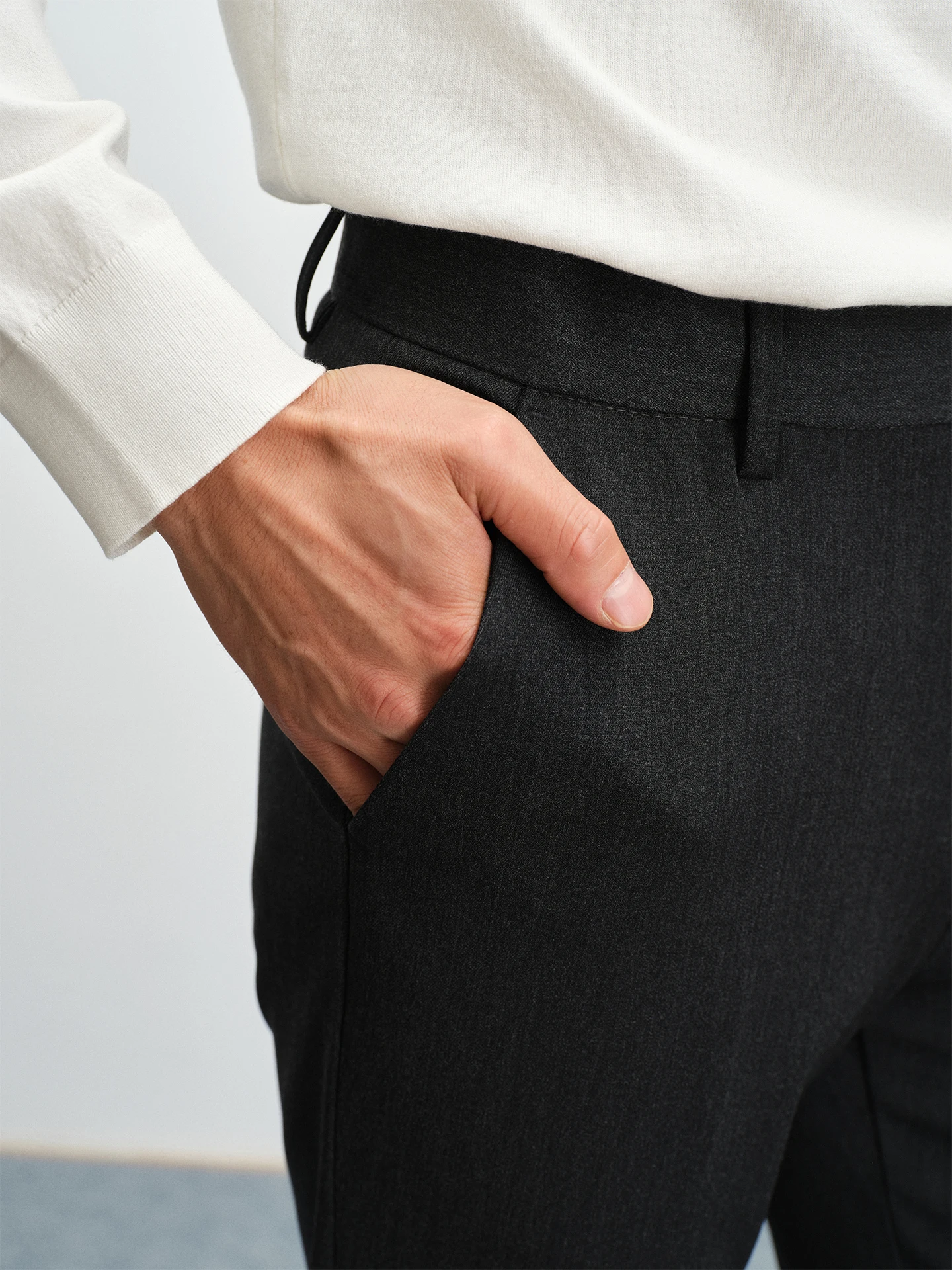 通勤パンツに悩むあなたへ：トラックパンツとビジネスカジュアルパンツの違いは？