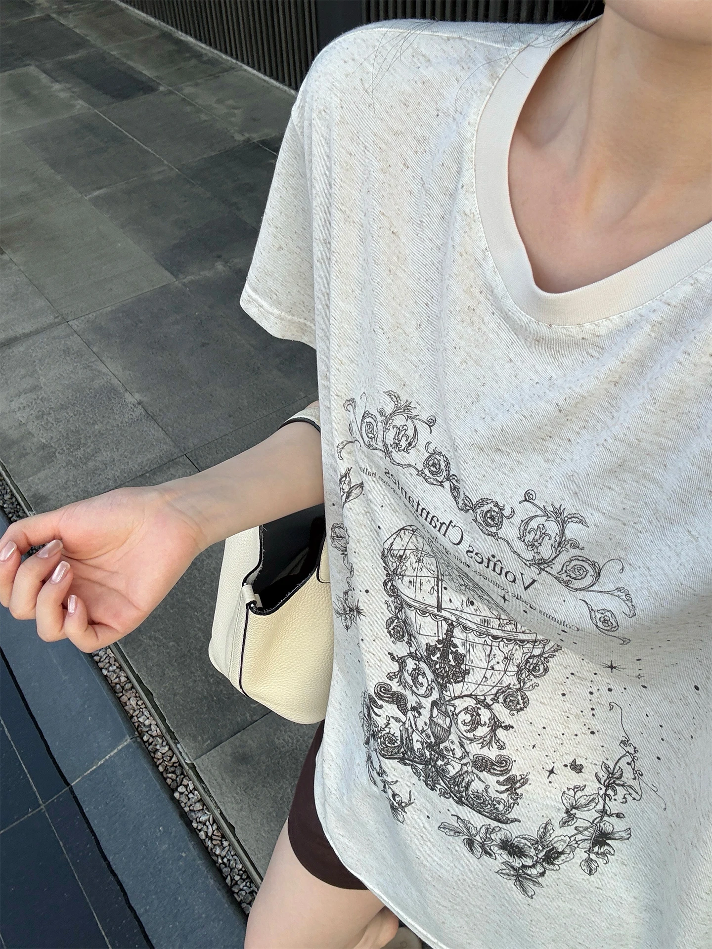 「tシャツ アレンジ」でかっこいい着こなしを実現するには？手描き花柄Tシャツの使い方を徹底解説