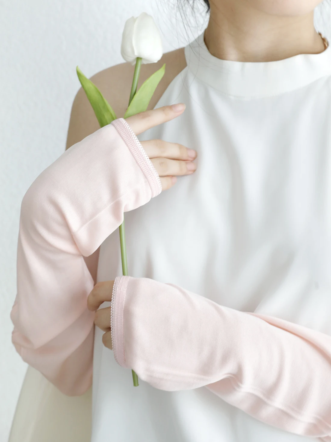 UVカット長袖で日焼けを防ぐには？通気性と肌への優しさを両立するアイテムとは