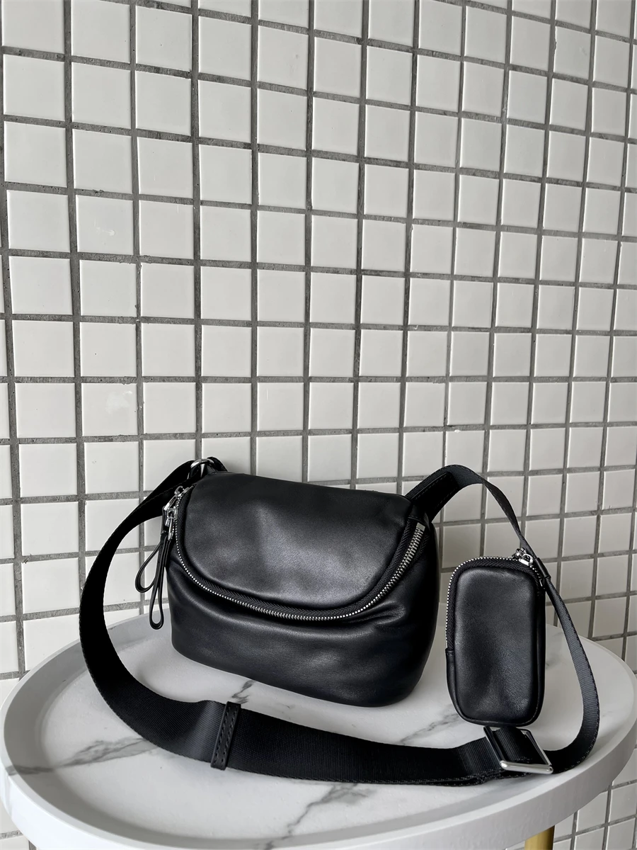 2way ショルダーバッグの定義と実用性：本革製シンプルデザインのカジュアルスタイル