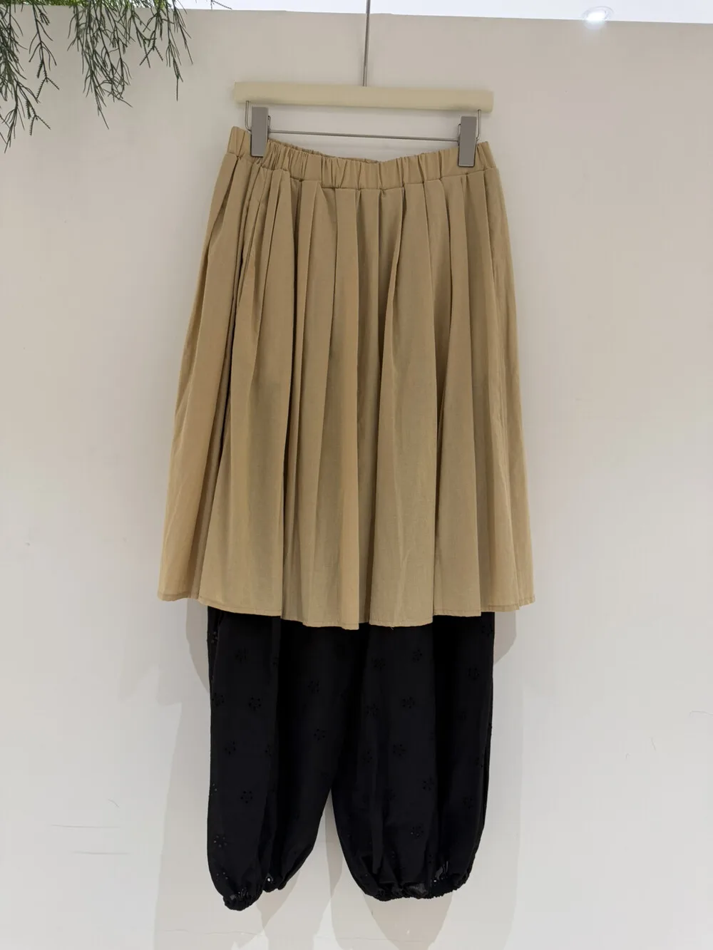 ハーフパンツ おしゃれに見えるコツは？レース刺繍とカラーコントラストのプリーツパンツが解決する