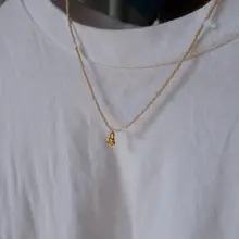 デザインアクセントの金色バラネックレス【個性的でエレガント】