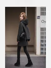 グレーのファッショナブルなフード付きトップスとスカート【加厚・ウィンター用・小柄女性向け】（セットアップ対応）
