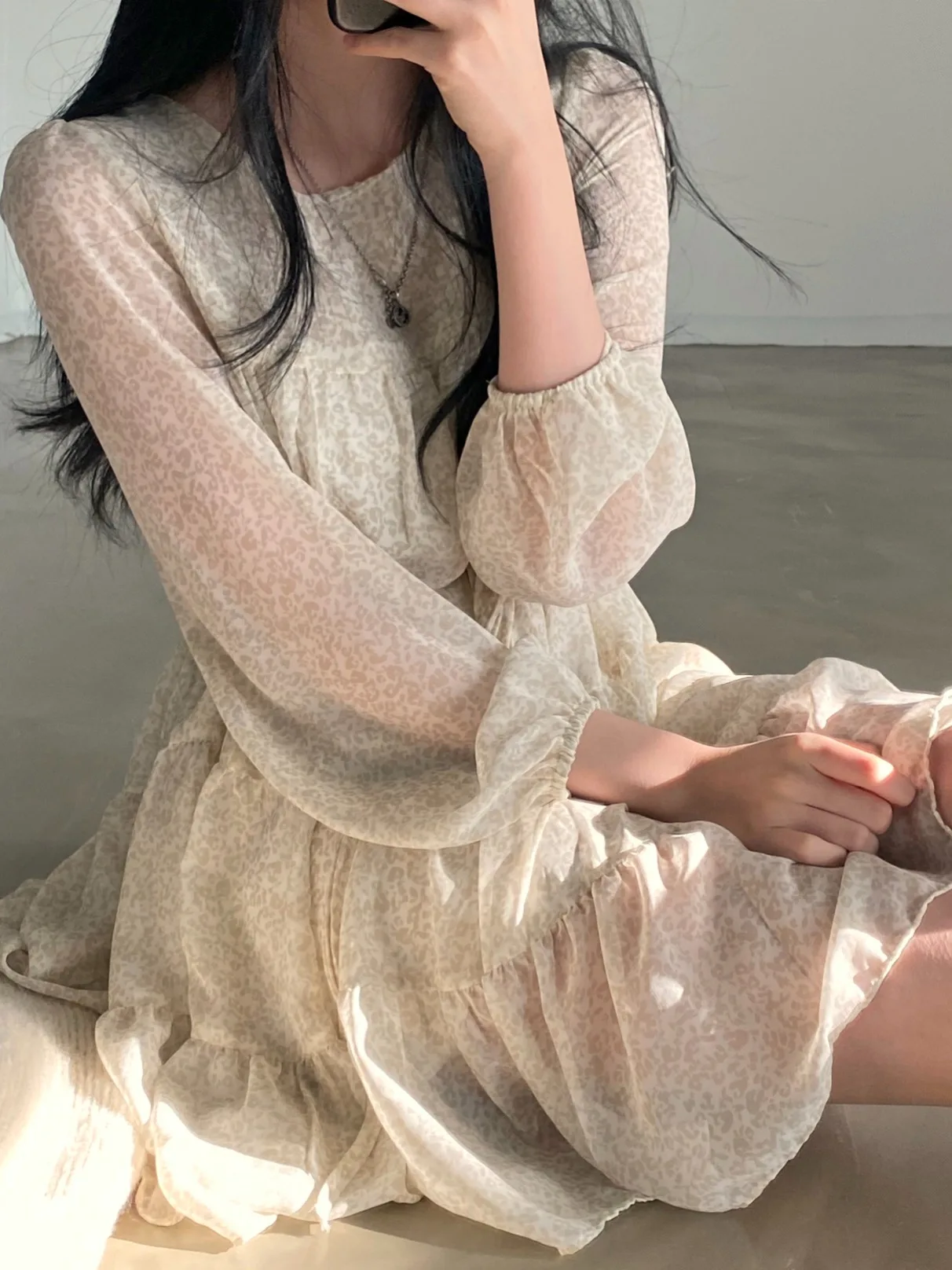春の華やかさ漂う！フラワープリントのロングスリーブワンピース【ドローストリング付・エレガントデザイン・小柄向け】