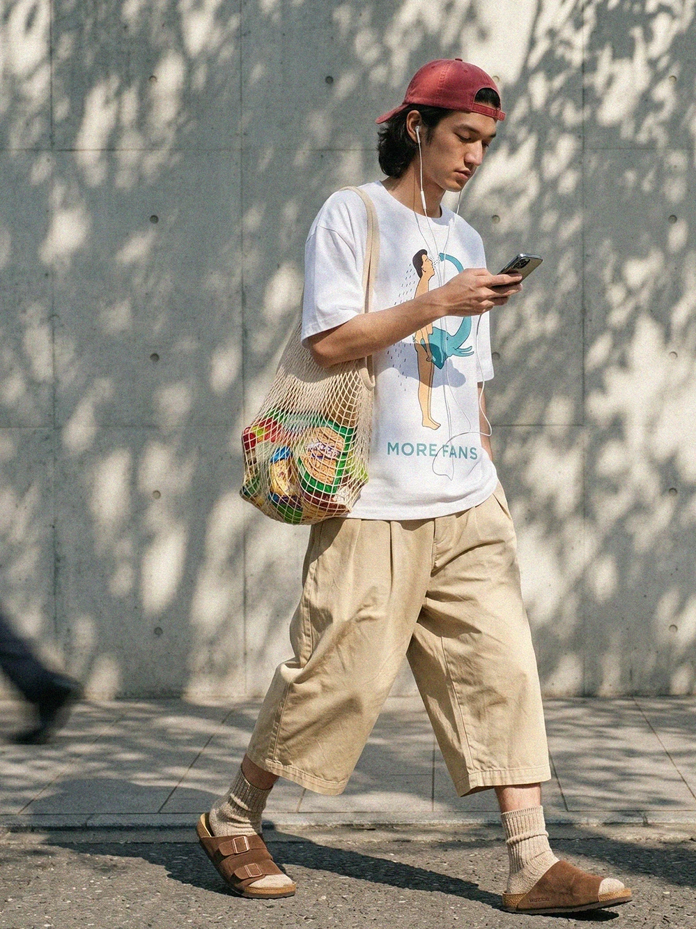 「象と三人の笑い声」が印象的なプリントTシャツは、どんな人にぴったり？