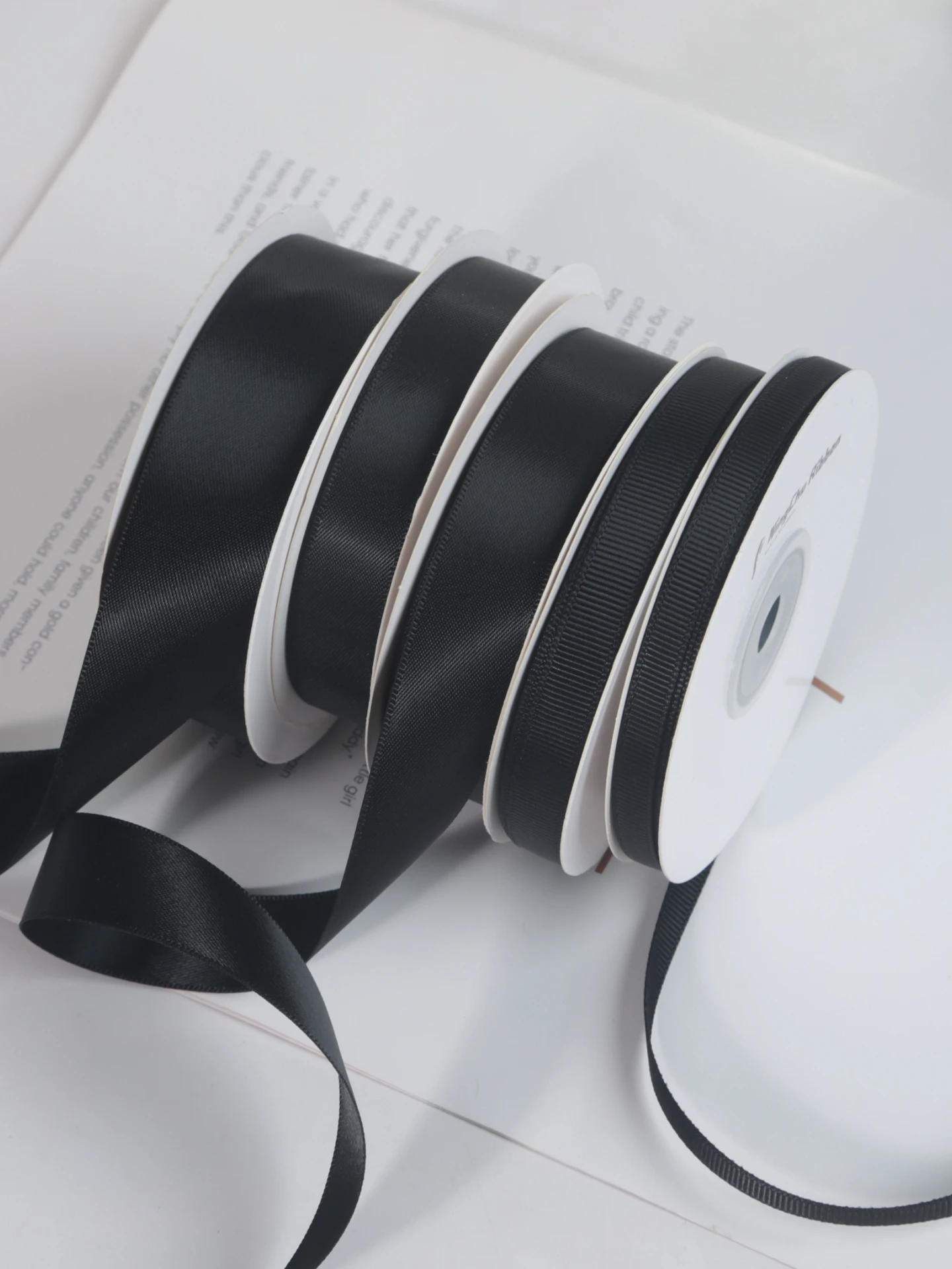 黒色リボンデザインのDIYギフト包装用リボン：おしゃれな包み方の実用ガイド