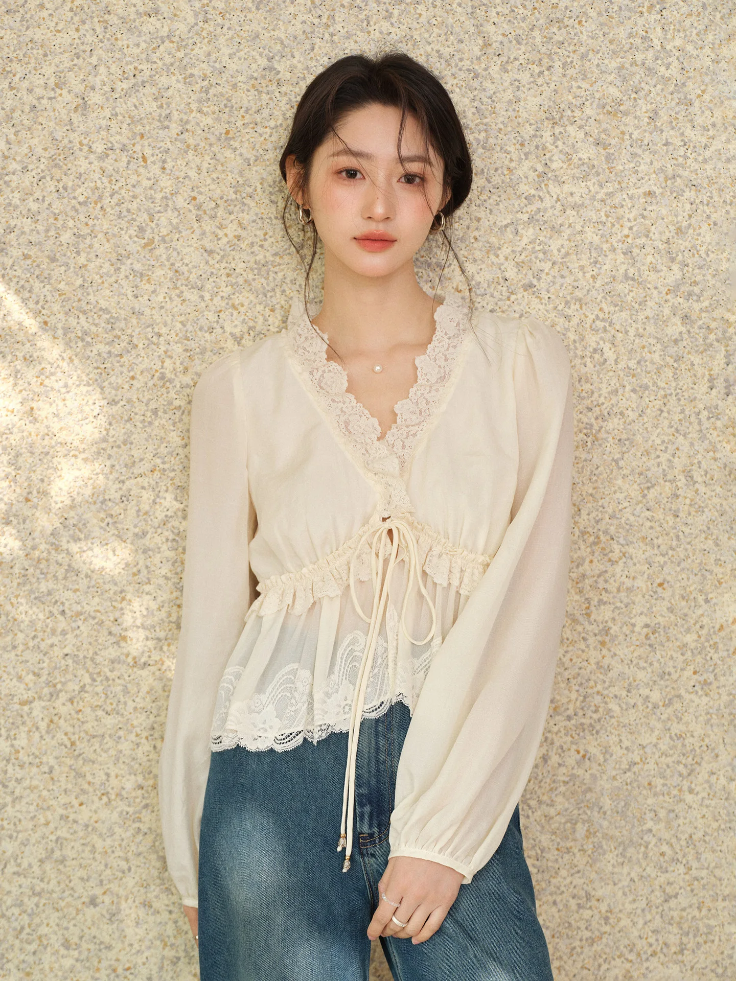 春季デザインのレース長袖ブラウス【優雅なリボン付き・女性用】