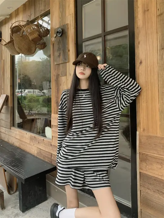 快適なストライプ柄長袖UVカットTシャツとウエストゴムショートパンツ（セットアップ対応）