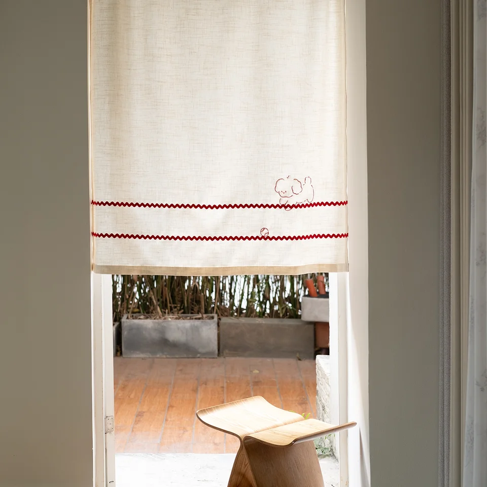小犬の刺繍入り麻製ドアカーテン【米白色・アートデザイン・穴あけ不要】