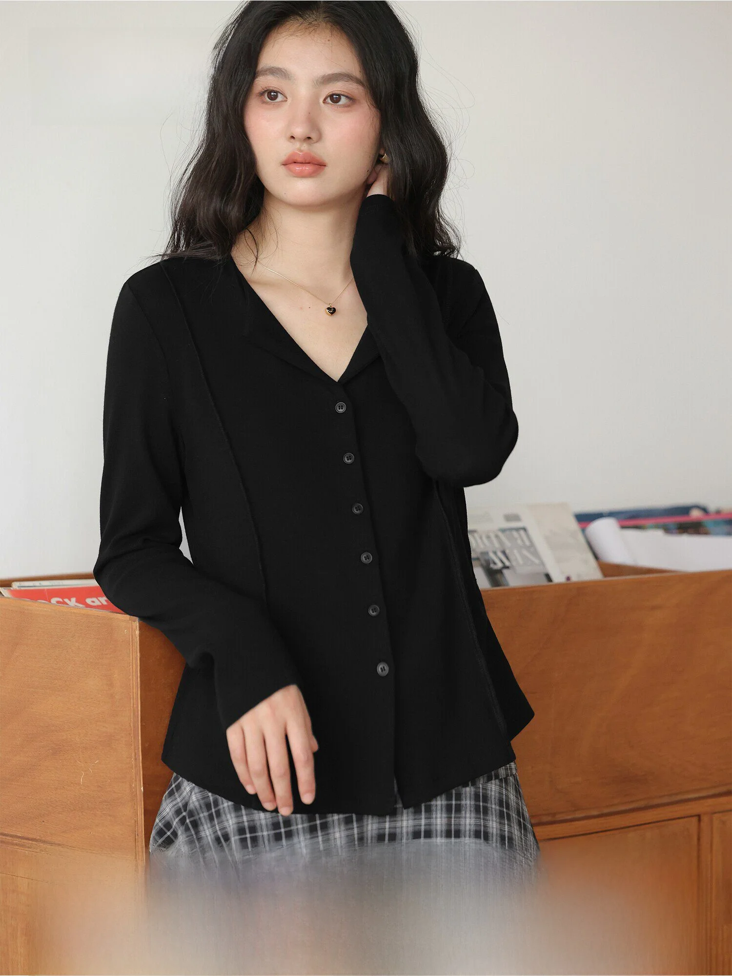 Tシャツの下に着る長袖 おしゃれな選び方：愛蔷薇 フルイドシルエット長袖Tシャツの実用性とフィット感