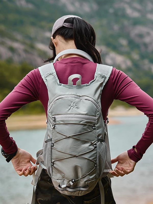 軽量アウトドア登山リュック：女性向けコンパクトモデルの実用 性と設計哲学