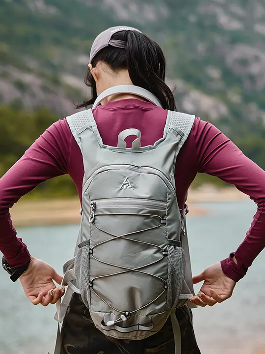 軽量アウトドア登山リュック【女性用・コンパクト・パソコン収納可】