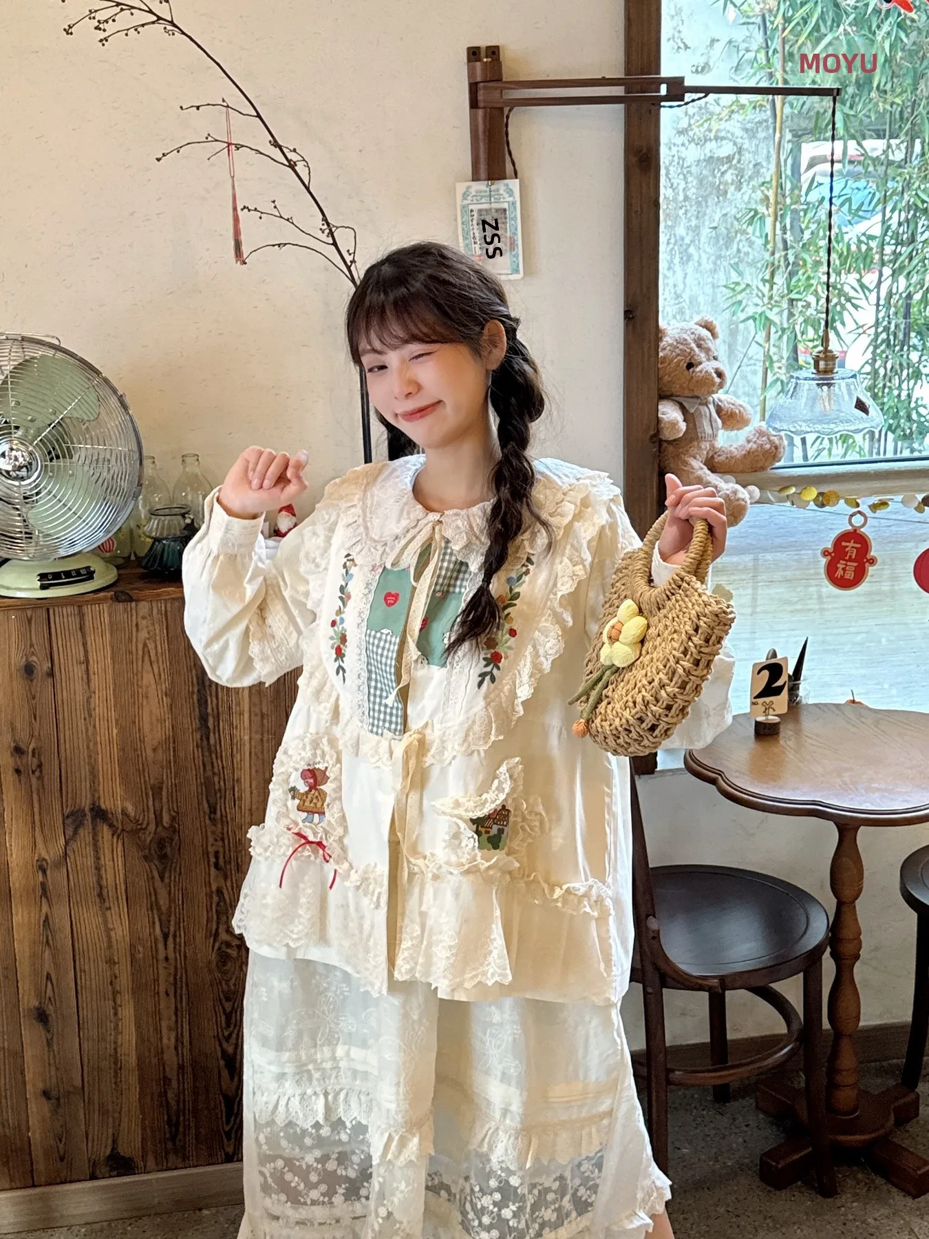 ベスト 私服とは？ナチュラルテイストのレトロレースベストが解決する女性の減龄悩み