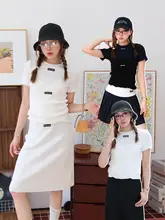 レーストリム付き半袖Tシャツとニットキャミソール、フリルデザインのニットスカート（セットアップ対応）