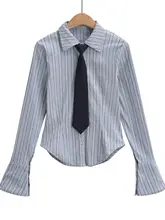 デザイン感ある学院風仕立てのストライプシャツ【フィット感・ロングスリーブ・リボン付き】