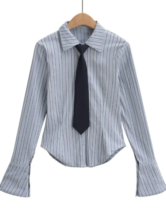 デザイン感ある学院風仕立てのストライプシャツ【フィット感・ロングスリーブ・リボン付き】