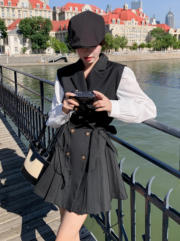 40代の披露宴や忘年会に着る服は？高級感と実用性を両立するブラックスーツドレスの選び方