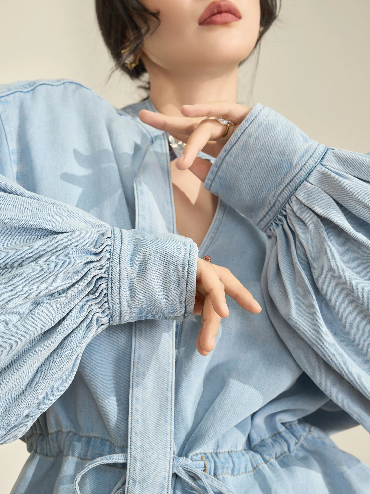 春服 レディース 2026 どんな服がおすすめ？洗練されたデザインのウエスト絞りデニムシャツが解決する通勤スタイルの悩み