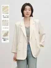 ダブルボタンデザインの薄手レディースブレザー【フィット・通勤用】