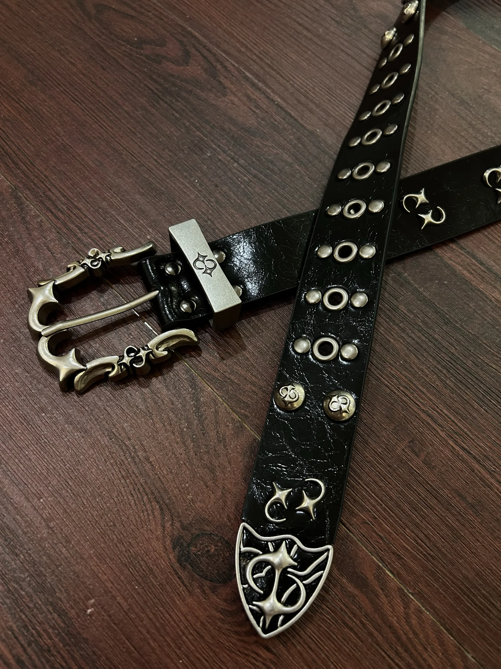 ダークメタルデザインの本革ビンテージベルト：vintageの定義と実際の使い方