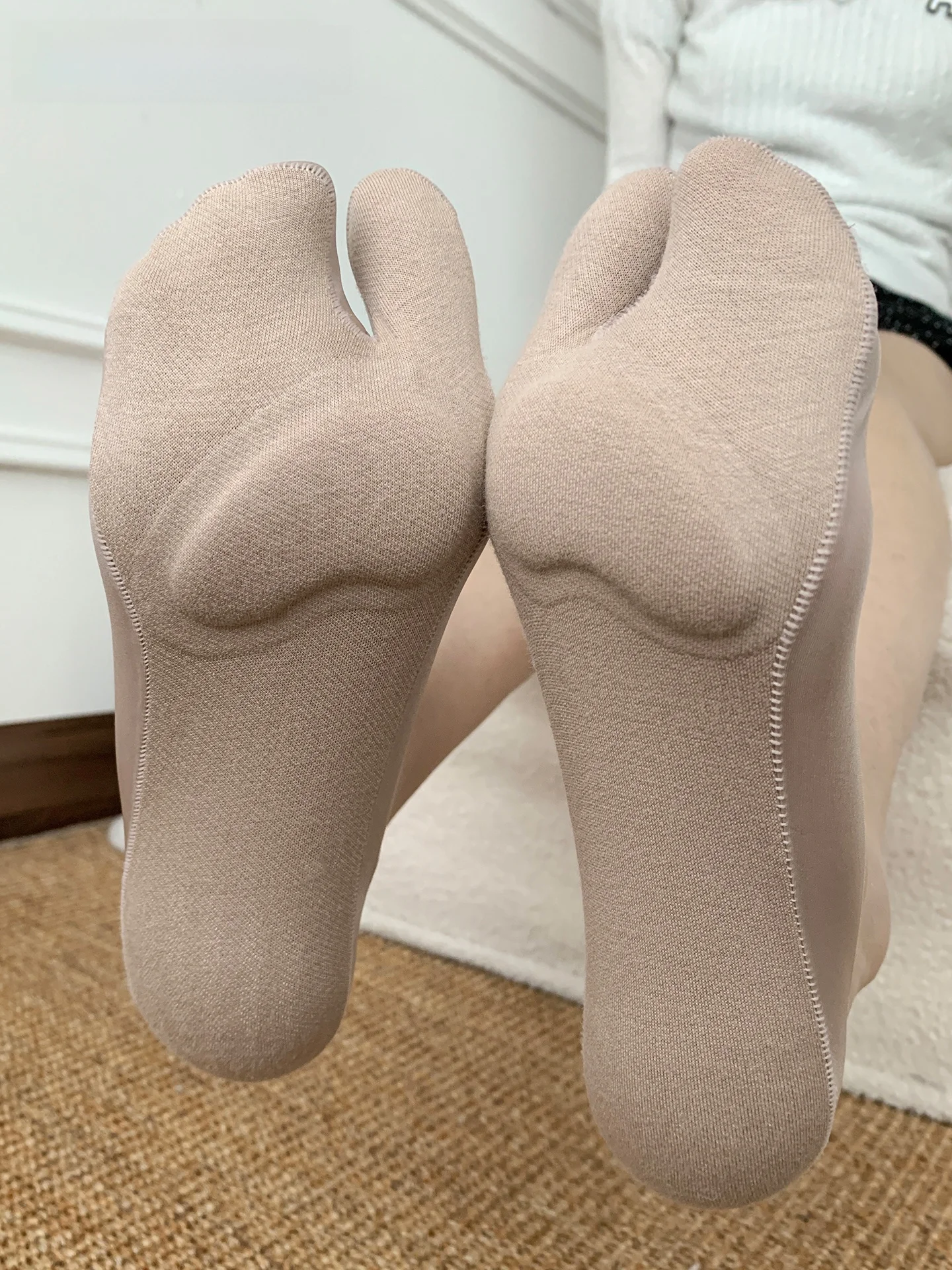 サンダルに履く靴下は本当に必要？黒色二趾の船袜が解決する夏の足の悩みとは